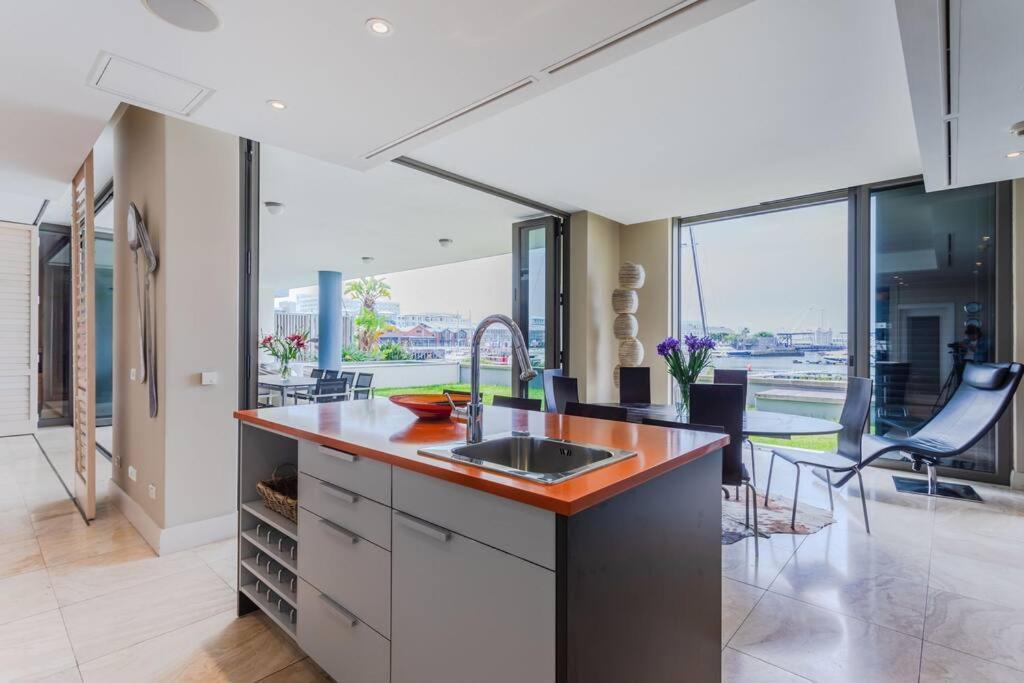 Outstanding V&A Marina Waterfront Apartment Cape Town Exterior photo