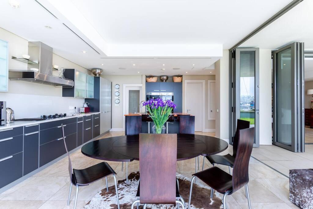 Outstanding V&A Marina Waterfront Apartment Cape Town Exterior photo